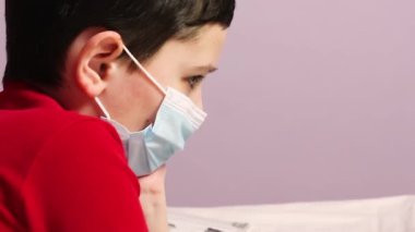 Uzaktan öğrenme çevrimiçi eğitim. Kendini soyutlama. Online eğitim. Kendini soyutlama. Carntin..