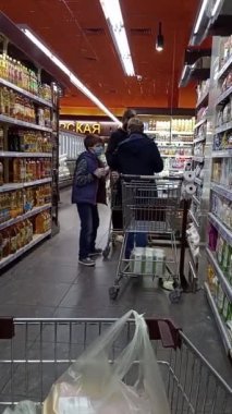 04 / 09 / 2020. Ukrayna. Harkiv. Mağaza. Kadınlar ve çocuklar yemeği seçer. Koronovirüs, karantina. Maskeli insanlar