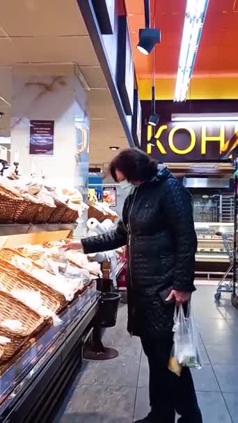 2020 Ukraine Charkiw Laden Eine Frau Wählt Ein Produkt Modus — Stockvideo
