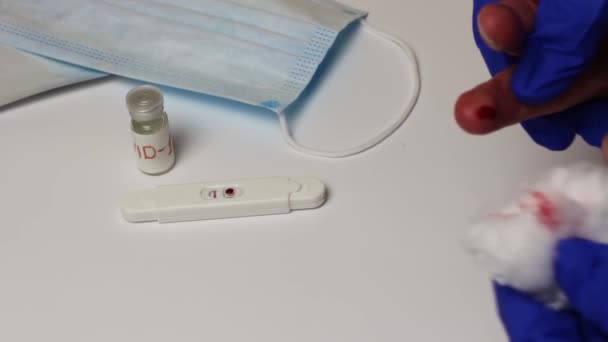 Pruebas Coronavirus Sobre Fondo Blanco Mano Hombre Con Sangre Dedo — Vídeos de Stock