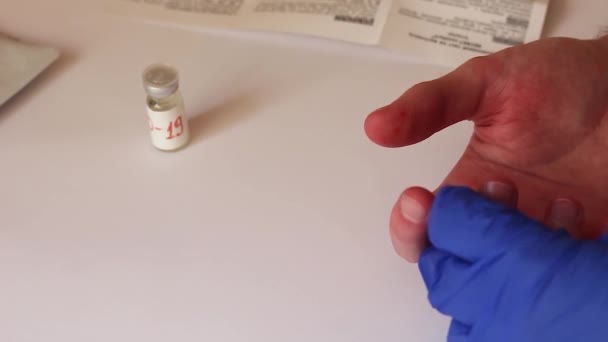 Coronavirus Testi Beyaz Bir Arka Planda Parmaklarında Kan Olan Bir — Stok video