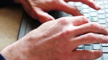 Erkek eller klavyede, tuşlara basın. Kendini soyutlama. Çevrimiçi ya da uzaktan eğitim. Karantina