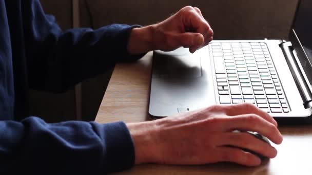 男性手放在键盘上 按下键 自我隔离 从事在线或远程教育工作 — 图库视频影像
