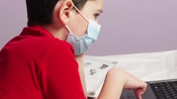 Jongen Met Een Masker Een Rood Shirt Een Laptop Druk — Stockvideo