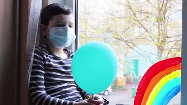 Quarantäne Selbstisolierung Ein Schuljunge Mit Einem Blauen Maskenball Zeichnet Ein — Stockvideo