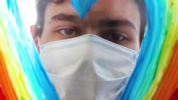 Arco Íris Forma Coração Mascarado Olha Tira Máscara Sorri Quarentena — Vídeo de Stock