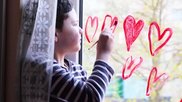 Карантин Мальчик Рисует Красные Сердца Окне Краской Ожидании Радуги — стоковое видео