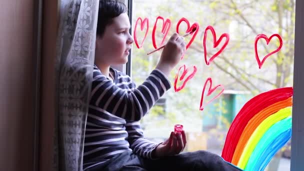 自我隔离 男孩在窗户上画红心 — 图库视频影像
