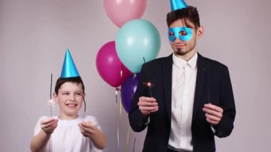 Doğum günü. Maytaplı adamlar. Doğum günü kutlaması kavramı. Toplar ve maytaplar