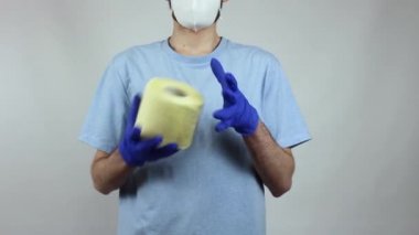 Bağış. Eldivenli ve maskeli bir adam, içinde bağış olan bir kese kağıdı tutuyor. Tuvalet kağıdı. Bağış Konsepti. Yiyecek bağışı. Kopyalama alanı