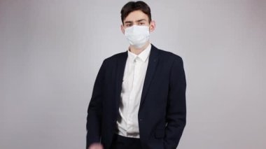 Karantinaya alın. Coronavirus. Maskeli adam maske istiyor. Enfeksiyon ve virüslere karşı koruyucu maske. Kendini koru.