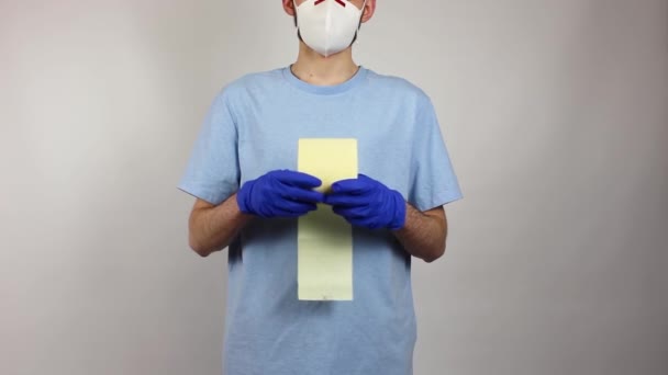 Donatie Een Man Met Handschoenen Een Masker Houdt Een Papieren — Stockvideo