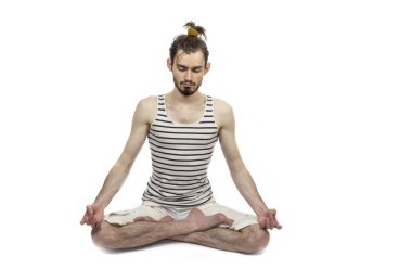 Gözleri kapalı yoga yapan adam lotus pozisyonunda oturuyor. Stüdyoda beyaz arka plan. Meditasyon. Stres atmak. Kopyalama alanı
