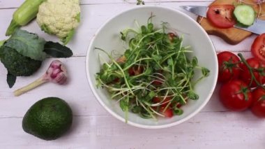 Salatalıklı, domatesli taze salata, filizlenmiş tohum filizleri. Sağlıklı yeme kavramı. 