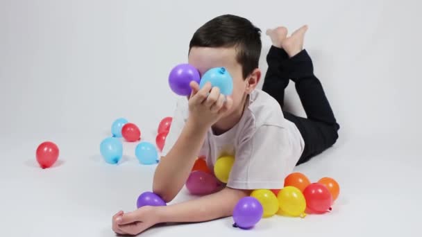 Pojken Leker Med Färgglada Bollar Pojken Skrattar — Stockvideo