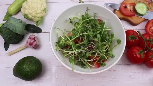 キュウリとトマトの新鮮なサラダ 発芽した種子の芽 健康的な食事のコンセプト — ストック動画