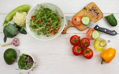 Salatalıklı, domatesli, avokadolu, lahanalı taze salata. Sağlıklı beslenme kavramı. Yukarıdan bak. kopyalama alanı