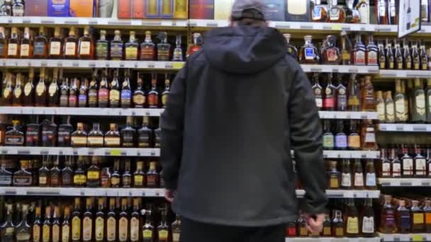 Ein Mann Wählt Supermarkt Ein Alkoholisches Getränk Alkohol Regal Quarantäne — Stockvideo