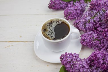 Sıcak kahve fincanı. Ahşap masa arkasında koyu bir kahve. Taze kahve. Latte kahve. Sabah kahvesi. Kapuçino kahvesi. Mocha kahvesi. Sıcak taze kahve. kopyala