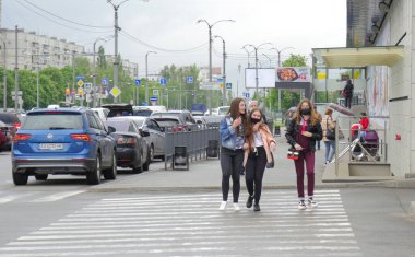Sokaktaki maskeli kızlar. Karantina sona erdi. Koronavirüsü önlemek için tıbbi maske. Coronavirus. Karantinaya alındı. Kendini izolasyon.