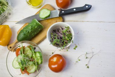 mikroyeşil. Bitkilerin tohumlarından filizlenen sebze filizleri. Beyaz arka planda mikroyeşil salata pişirme konsepti. kopyalama alanı
