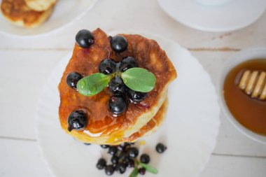 Krepler. Gül reçeli tereyağlı krep yığını. Kahvaltı. Gözlemeler. Gül reçeli tereyağlı krep yığını. Kahvaltı krepleri. Yukarıdan bak. kopyalama alanı