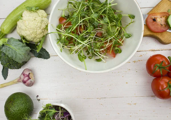 Ev yapımı sebzeler. Taze organik sebzeler. Bahçeden sebzeler. Renkli sebze. Sağlıklı sebze. Mikroyeşil. Yukarıdan bak. Kopyalama alanı.