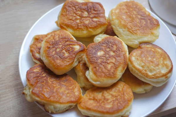 Pannkakor Stack Pannkakor Toppade Med Rosor Sylt Smör Frukost Pannkakor — Stockfoto