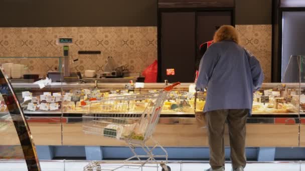 Супермаркет Пожилая Женщина Избыточным Весом Выбирает Продукты Стойкой Женщина Выбирает — стоковое видео