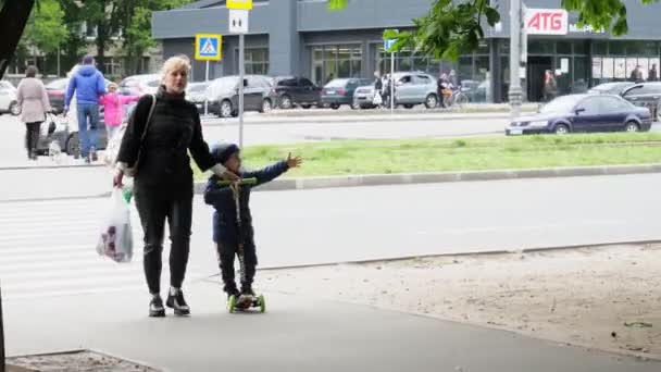 Mãe Com Filho Está Descer Rua Fim Quarentena — Vídeo de Stock