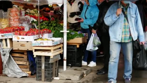 Rynek Żywności Pada Deszcz Ludzie Kupują Towary Parasole — Wideo stockowe