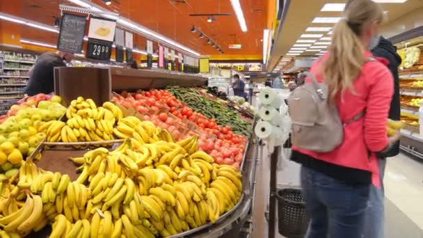 果物や野菜のスーパーマーケット 男がバッグから涙を流して — ストック動画