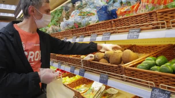 Супермаркет Фрукты Овощи Человек Перчатках Выбирает Кокос Covid Окончание Карантина — стоковое видео