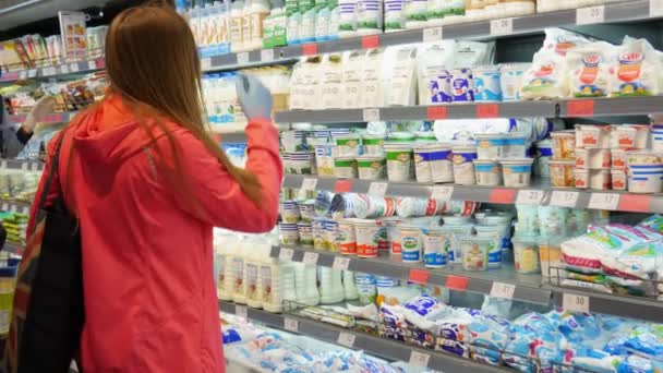 Supermercado Frutas Legumes Menina Escolhe Produtos Lácteos Covid Fim Quarentena — Vídeo de Stock