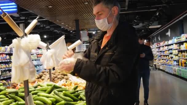 Supermercado Frutas Legumes Homem Veste Luvas Covid Fim Quarentena — Vídeo de Stock