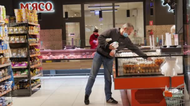 Supermercado Frutas Verduras Hombre Recoge Huevos Covid Fin Cuarentena — Vídeos de Stock