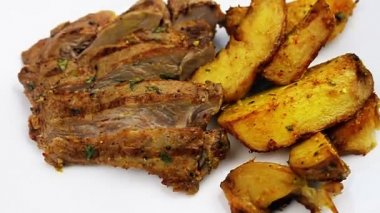 Restoran menüsü. Kırsal bölgelerde et ve patates. Beyaz bir tabakta. Lezzetli yemek