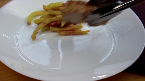 Menu Voor Restaurant Vlees Met Saus Frietjes Een Witte Plaat — Stockvideo