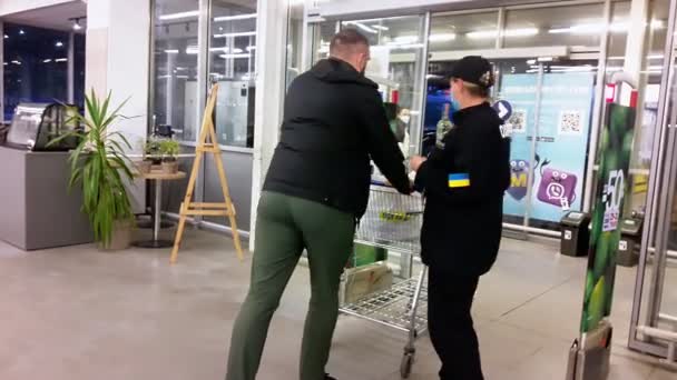 Superm Arcets Covid Woman Security Guard Checks Entrance Buyer Theft — Stock Video