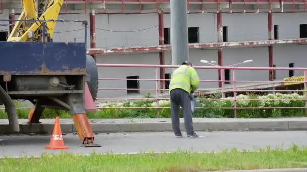 Colocación Carteles Viento Rasga Hojas Publicidad Hombre Levanta Hojas Publicitarias — Vídeo de stock