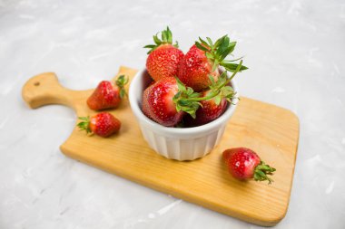 Taze çilek. Çilek arkaplanı. Makro doku. Büyük, büyük çilekler. Mavi bir arkaplanda.