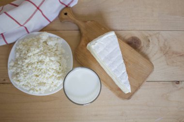 Lezzetli taze süt ana besin kaynaklarından biridir. Mozzarella. Süt, peynir ve elma. Kırsal yiyecekler. Ahşap bir arka planda. Yukarıdan bak. kopyalama alanı