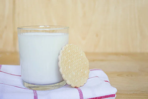 Leckere Frische Milch Auf Einer Betonoberfläche Glas Milch Und Kekse — Stockfoto