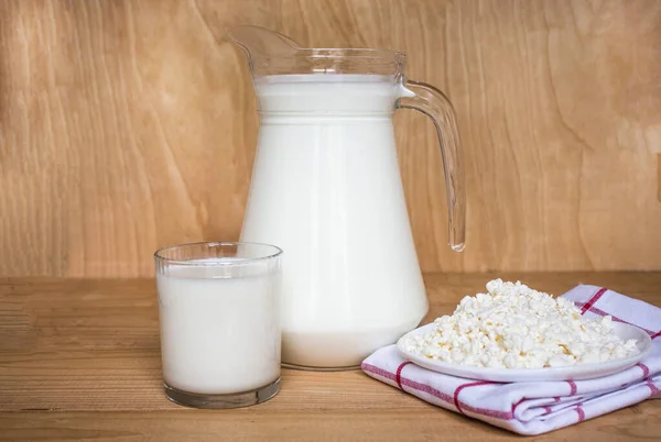 Leckere Frische Milch Auf Weißem Holzgrund Ein Krug Milch Und — Stockfoto
