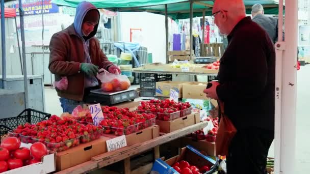 2020 Ukraine Kharkov Marché Alimentaire Fin Quarantaine Une Femme Masquée — Video