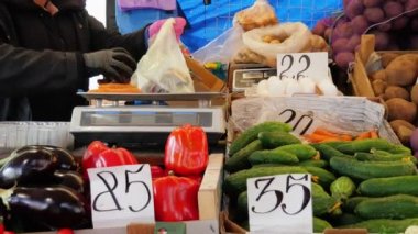 05 / 23 / 2020. Ukrayna. Harkov. Yiyecek pazarı. Karantina sona erdi. Maskeli bir kadın kameraya bakar..