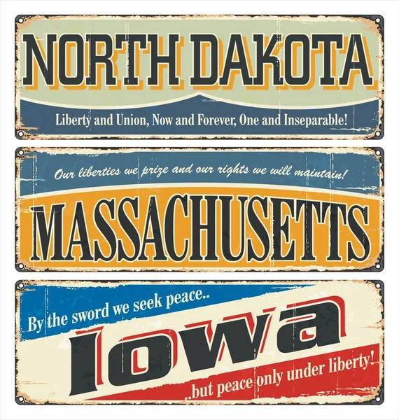Koleksi papan timah vintage dengan judul AS. Dakota Utara. Massachusetts. Iowa. Suvenir retro atau templat kartu pos lama pada latar belakang karat . - Stok Vektor
