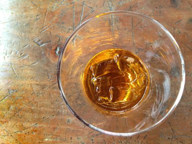 Bir bardak buzlu viski