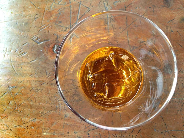 Glas whisky met ijs — Stockfoto