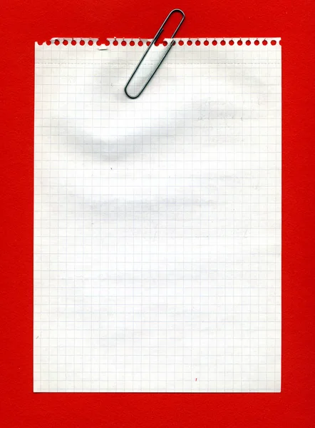 Clipe de metal sobre papel quadrado — Fotografia de Stock